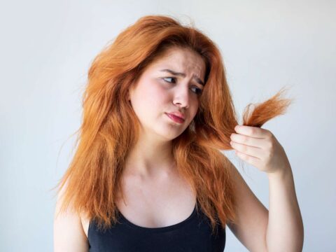 Come prendersi cura dei capelli secchi: le regole da non scordare