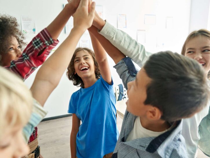 Per stare bene durante l'adolescenza bastano 5 amici: lo dice la scienza