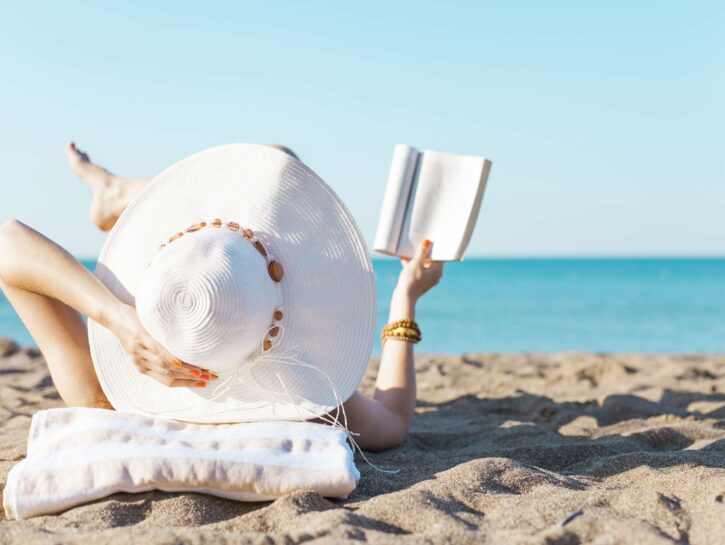 Romanzi, saggi e tanto altro: scopri i libri da leggere in vacanza