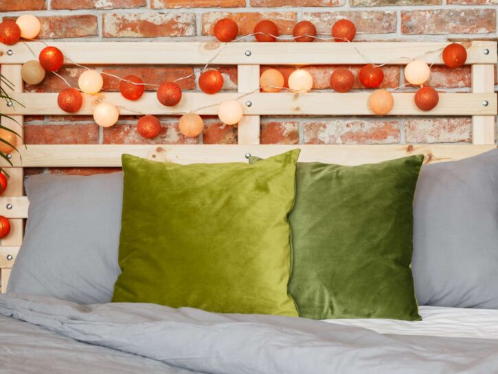 Come costruire una testiera per il letto con assi di legno