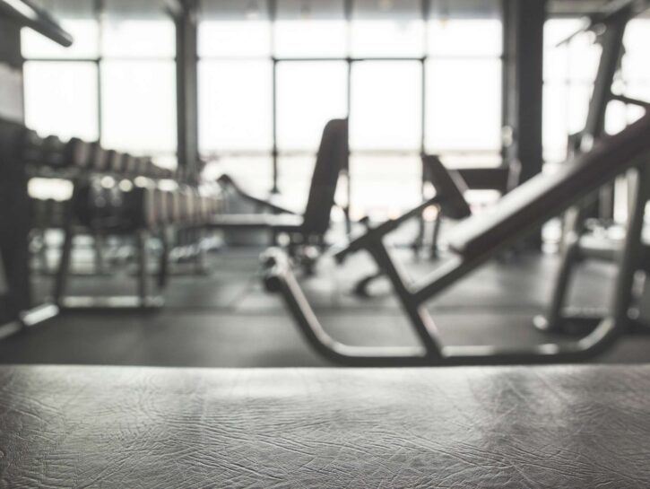 Orinatoi a forma di bocca di donna: il web stronca la palestra