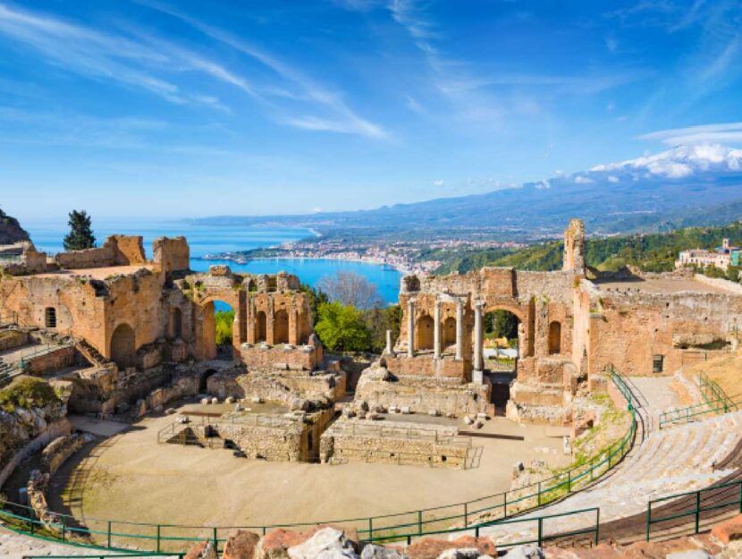 Il teatro di Taormina e sullo sfondo la città siciliana, famosa in tutto il mondo.