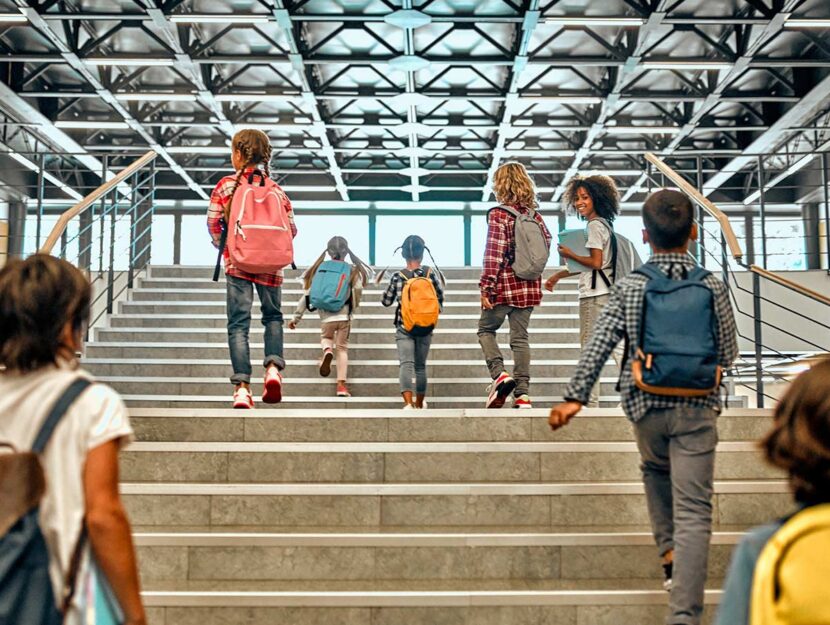 Studenti fanno il loro ingresso a scuola