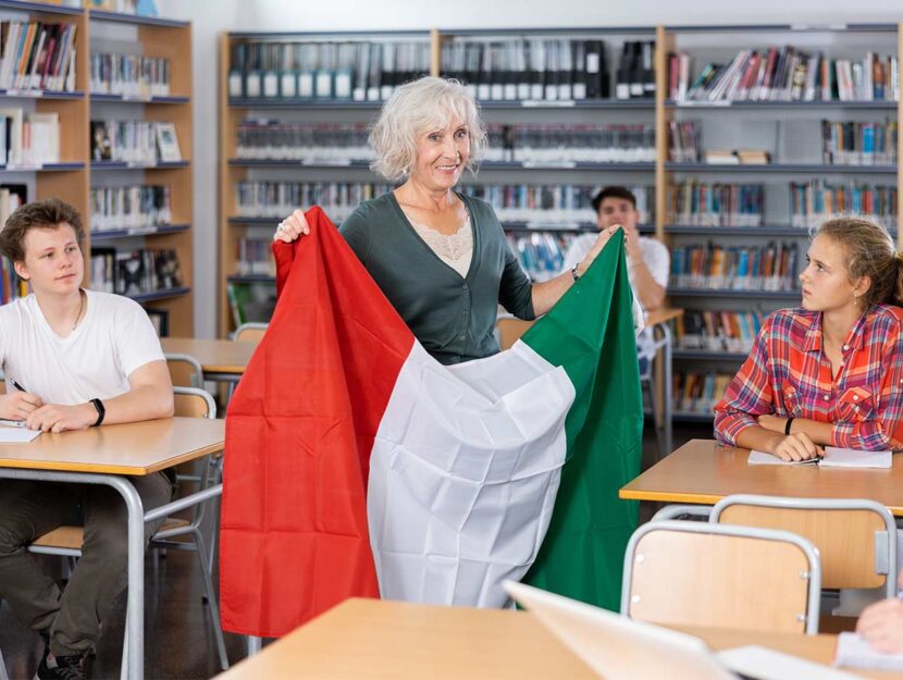 Insegnante in classe con bandiera italiana