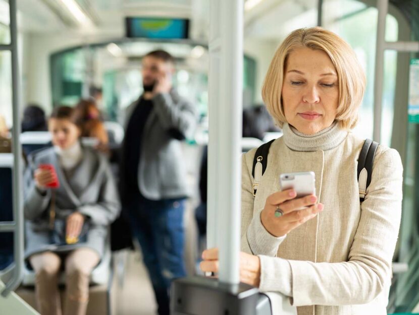 Donna consulta il cellulare