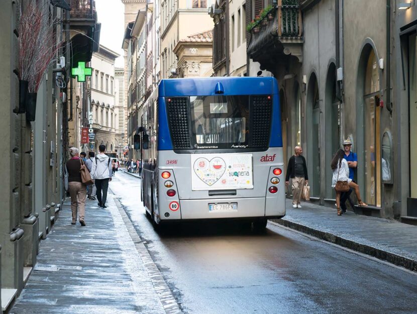 Bus per le vie del centro a Firenze