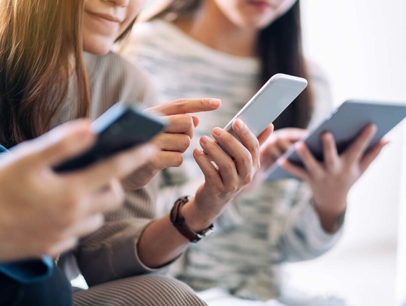 Giovani ragazze sui social media con il loro smartphone