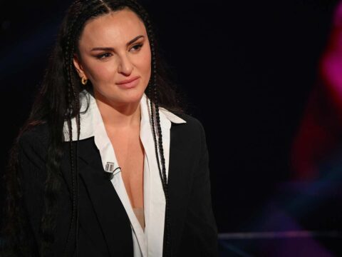 Arisa: "Licenziata da icona gay e forgiata a botte dai genitori"