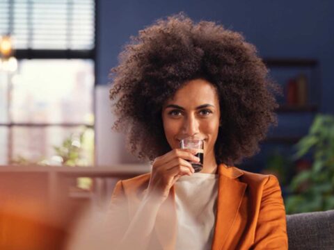 Il caffè vince su tutto, anche sull'uso dello smartphone