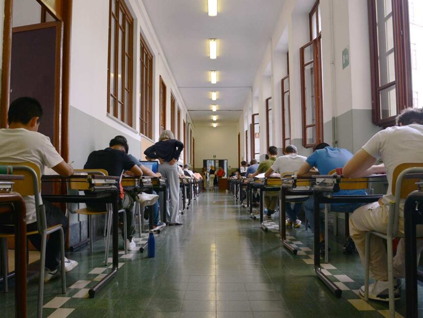 Studenti durante l'esame di maturità