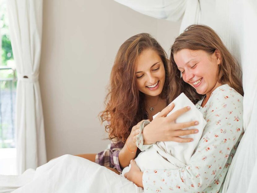 Assistente materna accanto a una neo mamma