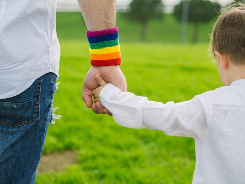 Papà e bambino mano nella mano