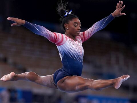 Medaglia negata a una giovane ginnasta: contro il razzismo interviene Simone Biles