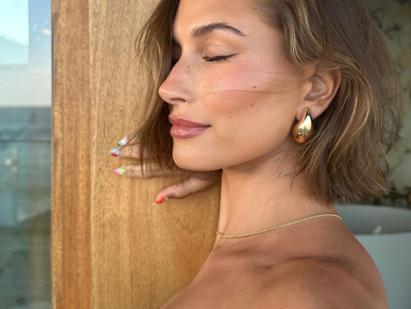 Hailey Bieber sfoggia l'ultima tendenza di make up