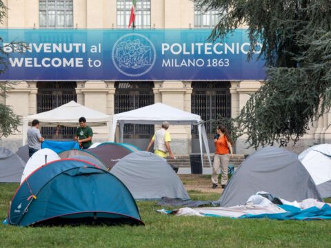 Studenti, sale la protesta per il caro affitti: tende a Venezia, Milano e Firenze