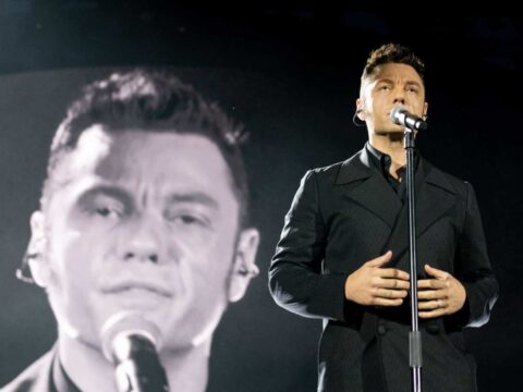 Perché Tiziano Ferro non può portare i figli in Italia