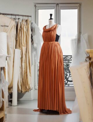 Dall'atelier di Louis Vuitton al tappeto rosso: come nasce un abito da sogno