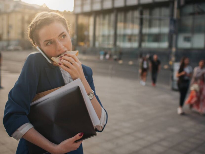 donna fagocitata dal lavoro