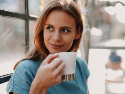 Il caffè vince su tutto, anche sull'uso dello smartphone