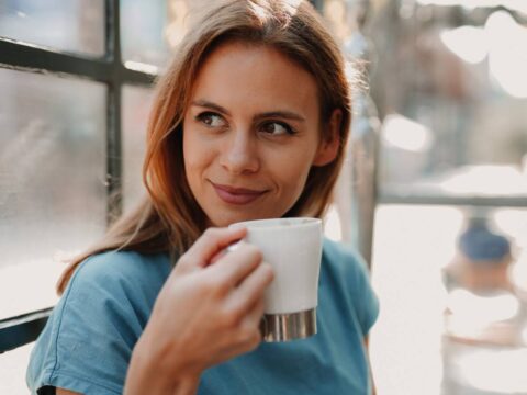 Il caffè vince su tutto, anche sull’uso dello smartphone