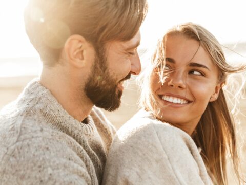 Gli uomini dicono “ti amo” prima delle donne: uno studio lo conferma