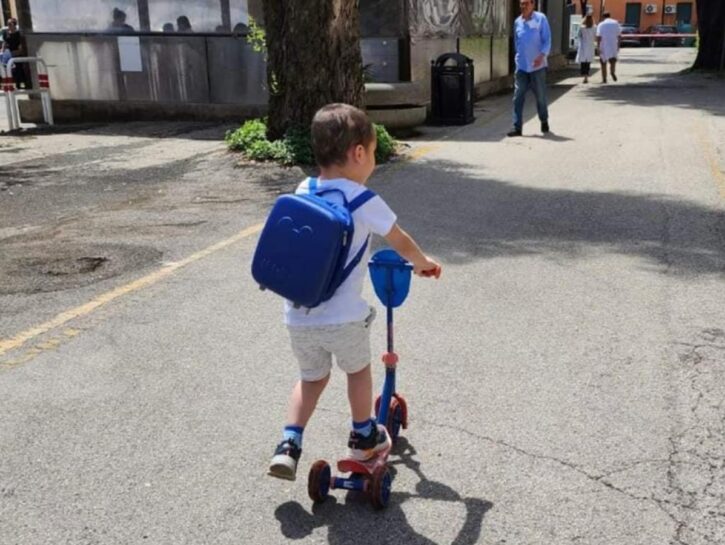 Due fratellini maltrattati dai genitori, erano sporchi e denutriti: 