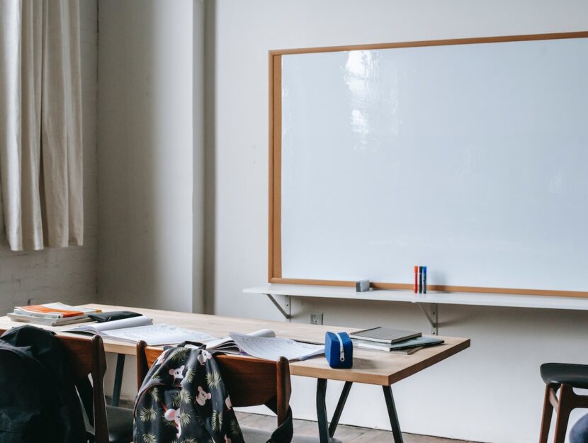 Aula di una classe con lavagna