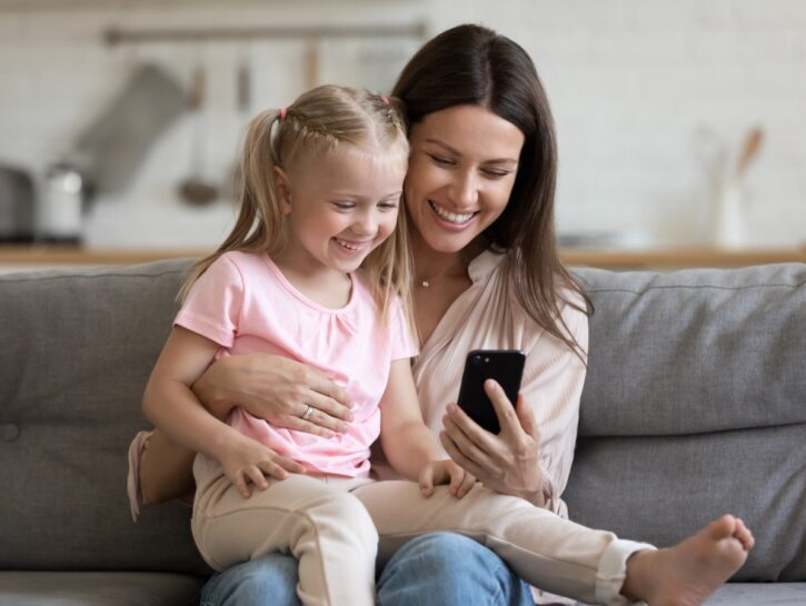 Usare il cellulare davanti ai figli ha effetti negativi sullo sviluppo