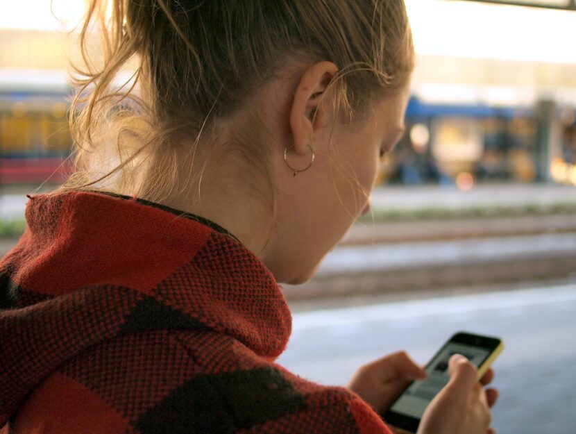 Donna telefono sostegno psicologico