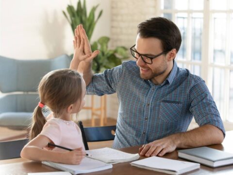 Stare (anche) col papà fa andare meglio a scuola