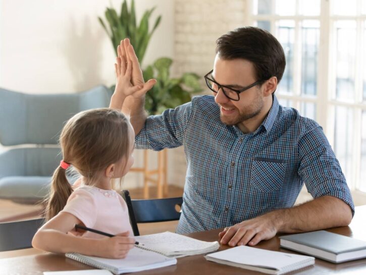Stare (anche) col papà fa andare meglio a scuola