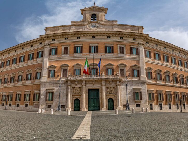 Montecitorio, anche per entrare alla Camera bisogna rispettare un preciso dress code: quale?