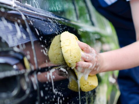 Come fare un detersivo in casa per pulire l'auto