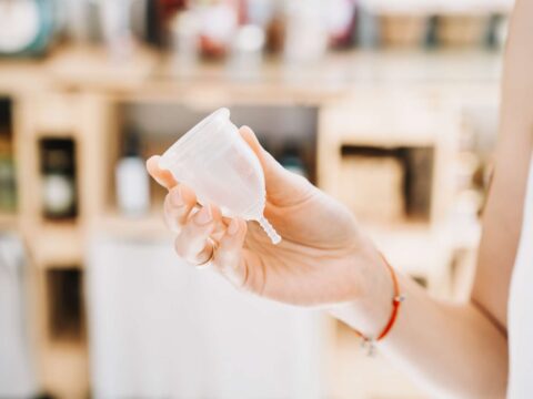 Prodotti mestruali riutilizzabili gratis in farmacia: il passo avanti della Catalogna