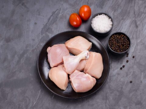 Come cucinare il pollo con latte di cocco, peperoni e curry