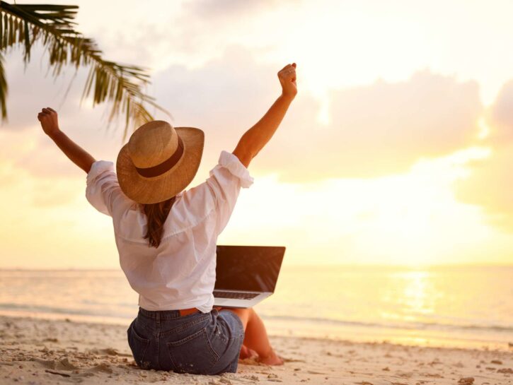 Vacanze e lavoro: un italiano su cinque è rimasto reperibile