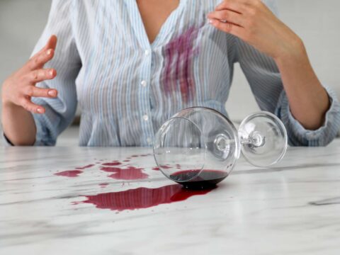Come rimuovere una macchia di vino rosso dai capi