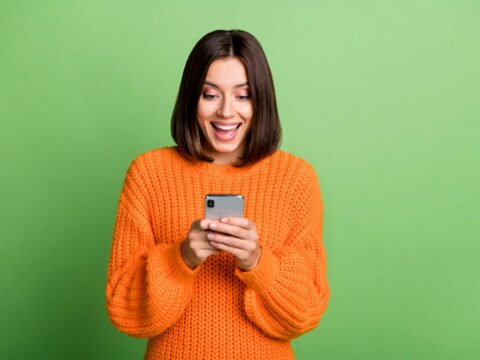 Cos'è la nomofobia, la dipendenza da smartphone è una malattia: riesci a starne senza?