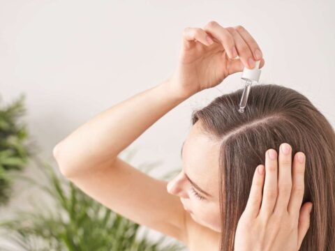 Come usare l'olio di jojoba sui capelli grassi