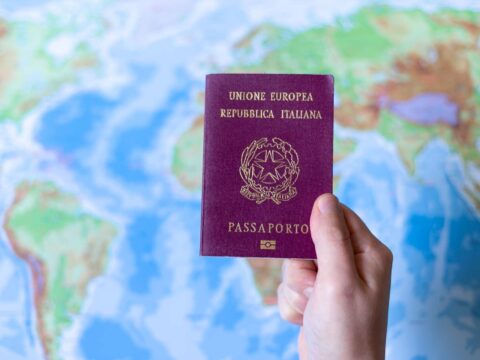 Il passaporto italiano è il secondo più forte al mondo: viaggi senza visto in 190 Paesi