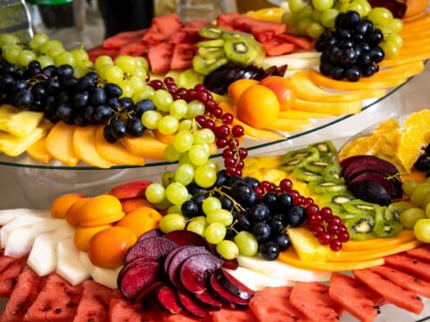 Come preparare una torta alla macedonia di frutta