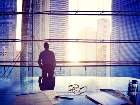 Stipendi folli dei top e frustrazione dei lavoratori: lo studio