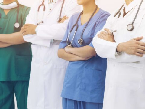 Medici e infermieri lasciano l’Italia per Arabia e Paesi del Golfo: “Pagati fino a 20mila euro al mese”