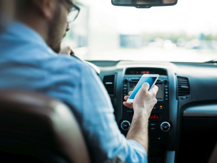 Patente sospesa e maxi multa a chi usa il cellulare al volante