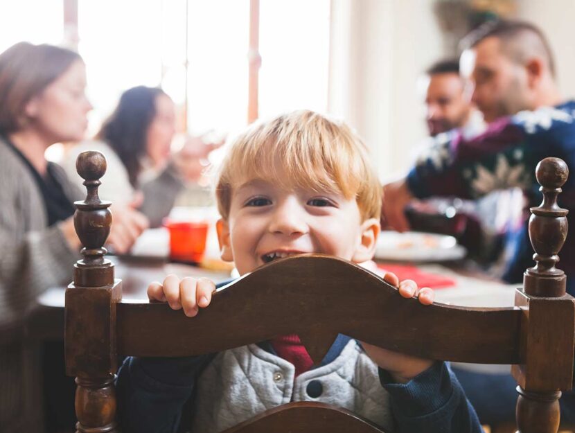 Famglia a pranzo intorno a un tavolo