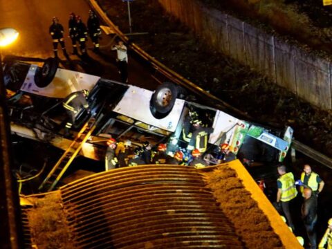 Mestre, bus precipita da un cavalcavia: 21 morti e 15 feriti