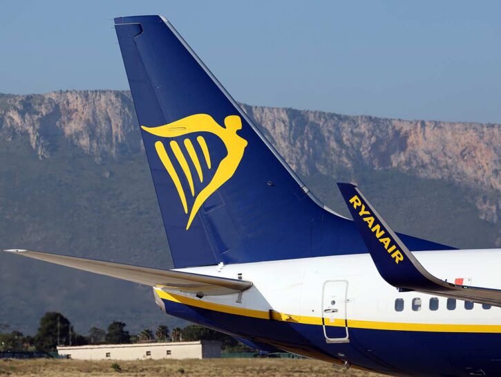 Bagaglio a mano in aereo, l'Eurocamera chiede lo stop al sovrapprezzo