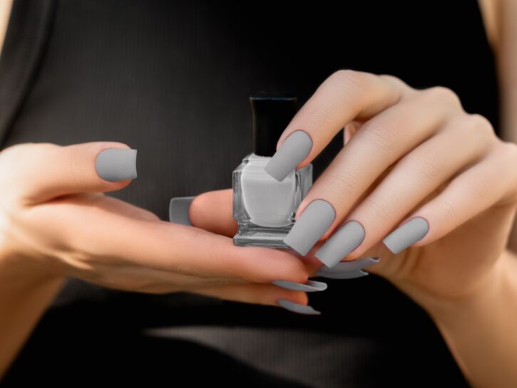 Triste per la fine dell'estate? Prova lo smalto grigio, il nail trend dell'autunno