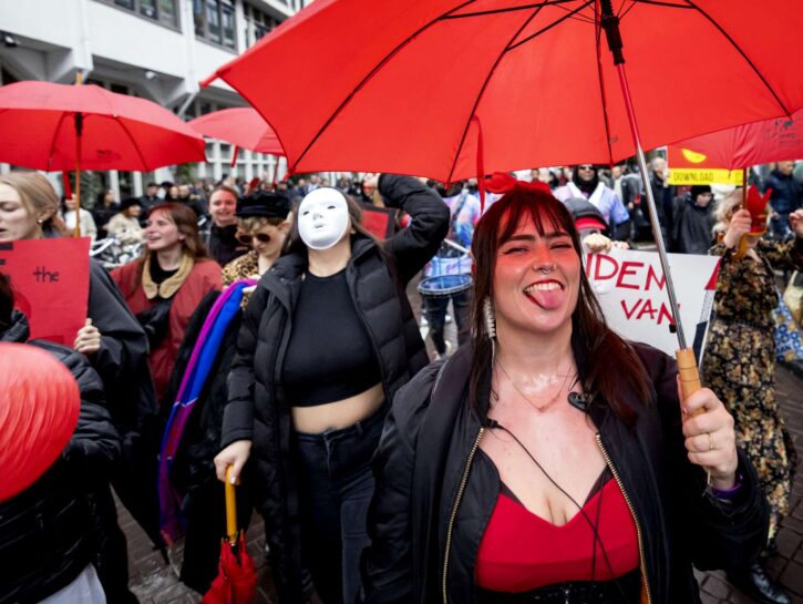 Quartiere a luci rosse via da Amsterdam: scatta la protesta