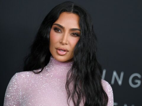 Kim Kardashian combatte la crisi climatica con il “Nipple Bra”